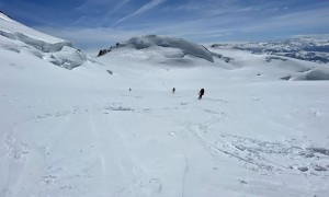 Skihochtour Monte Rosa - Abfahrt mit Blick zur Parrotspitze