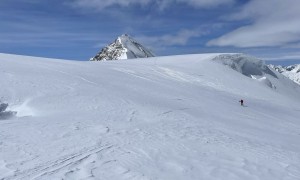 Skihochtour Monte Rosa - Gegenanstieg Cole de Lys und anschließend Aufstieg Ludwigshöhe, Blick zum Liskamm