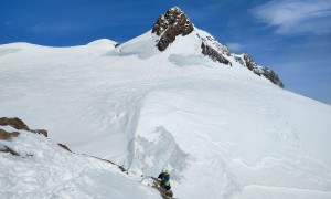 Skihochtour Monte Rosa - Gipfelsieg Balmenhorn mit Blick zum Schwarzhorn