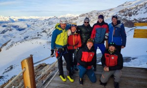 Abfahrt Staffal - Mantova Hütte, Gruppenfoto mit Blick zum Mont Blanc