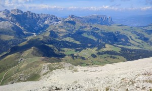 Klettersteig Plattkofel - Gipfelsieg mit Blick zum Rosengarten, Schlern und Seiser Alm